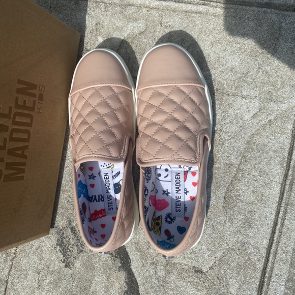 NWT Steve Madden girls sneaker - Picture 3 of 4